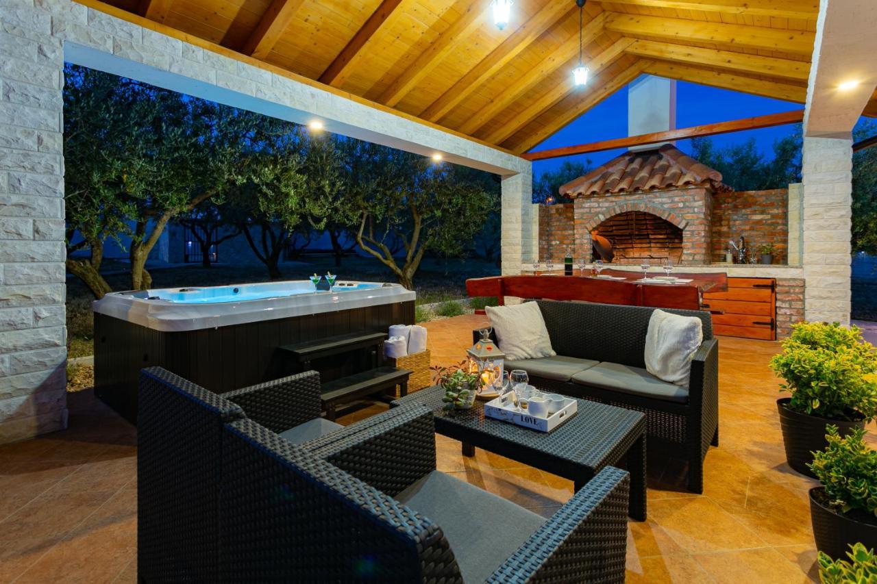 Villa Lorema-Pet Friendly On 5000 Sqm Garden,Pool, Jacuzzi, Billiard&Ps5 Sveti Filip i Jakov Zewnętrze zdjęcie